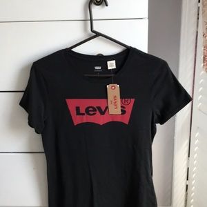 Black Levi’s Tee